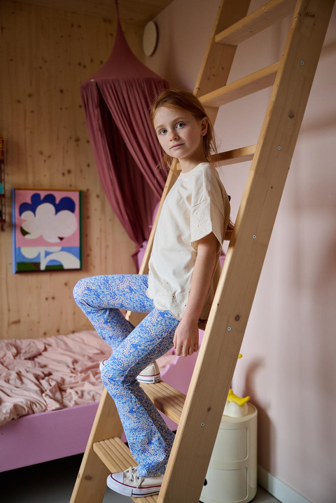 LOOKBOOK SS26 | CHILLIN' ON THE STAIRS -